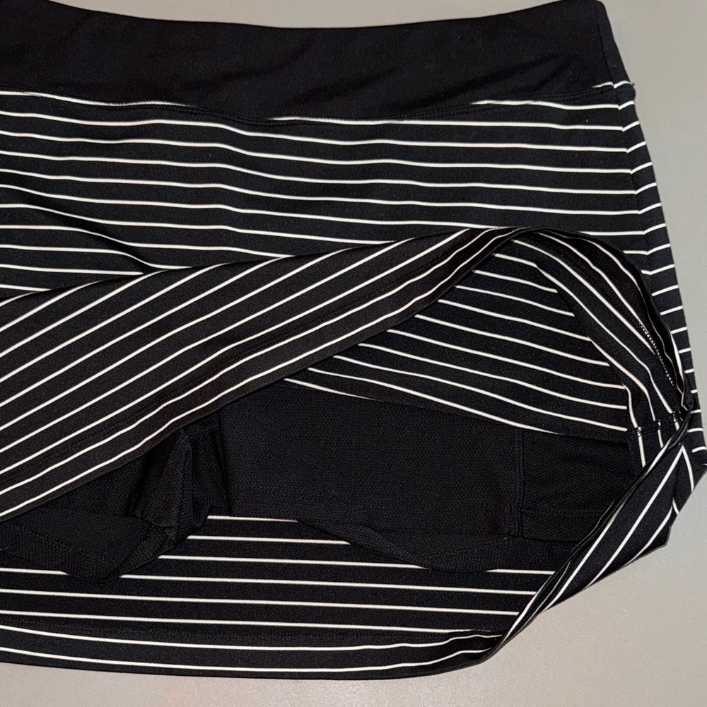 Athleta Black with White Stripes Skort Mini Skirt Built in Shorts Size L - Picture 5 of 7